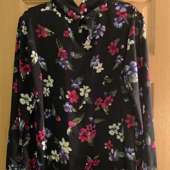 Flowered blouse 🌺🌸🌼 - Picture 5 of 7